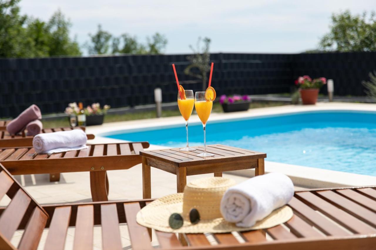 Villa Terra With Heated Pool Марина Экстерьер фото
