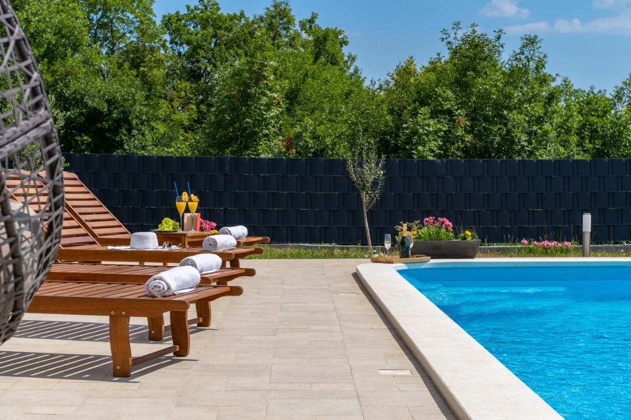 Villa Terra With Heated Pool Марина Экстерьер фото